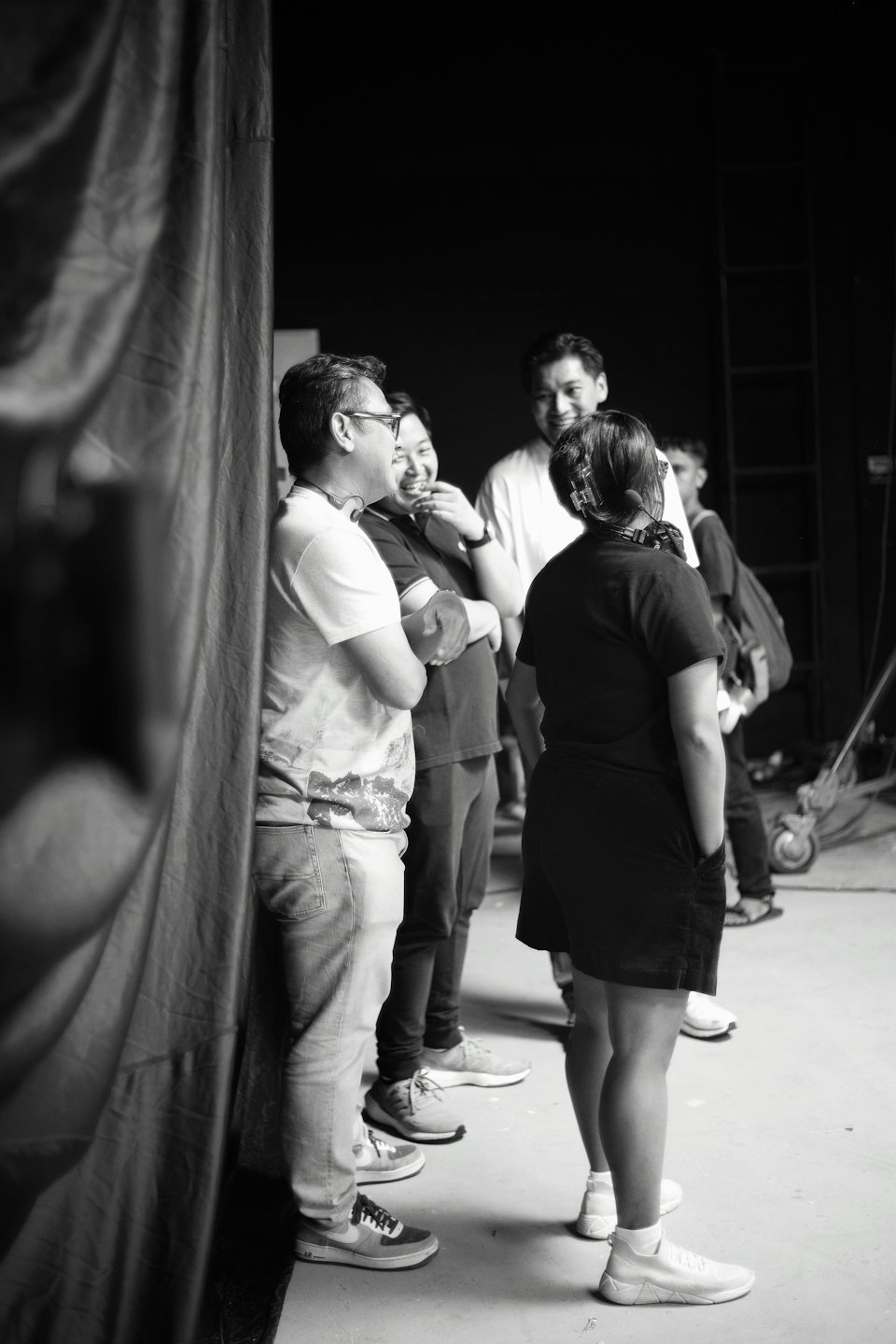 Een divers team van professionals die samen lachen in een studio.